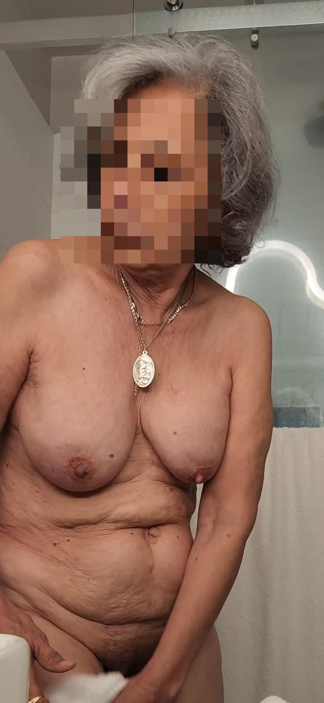 Granny rubenesco con coño negro peludo y caderas anchas grandes culo