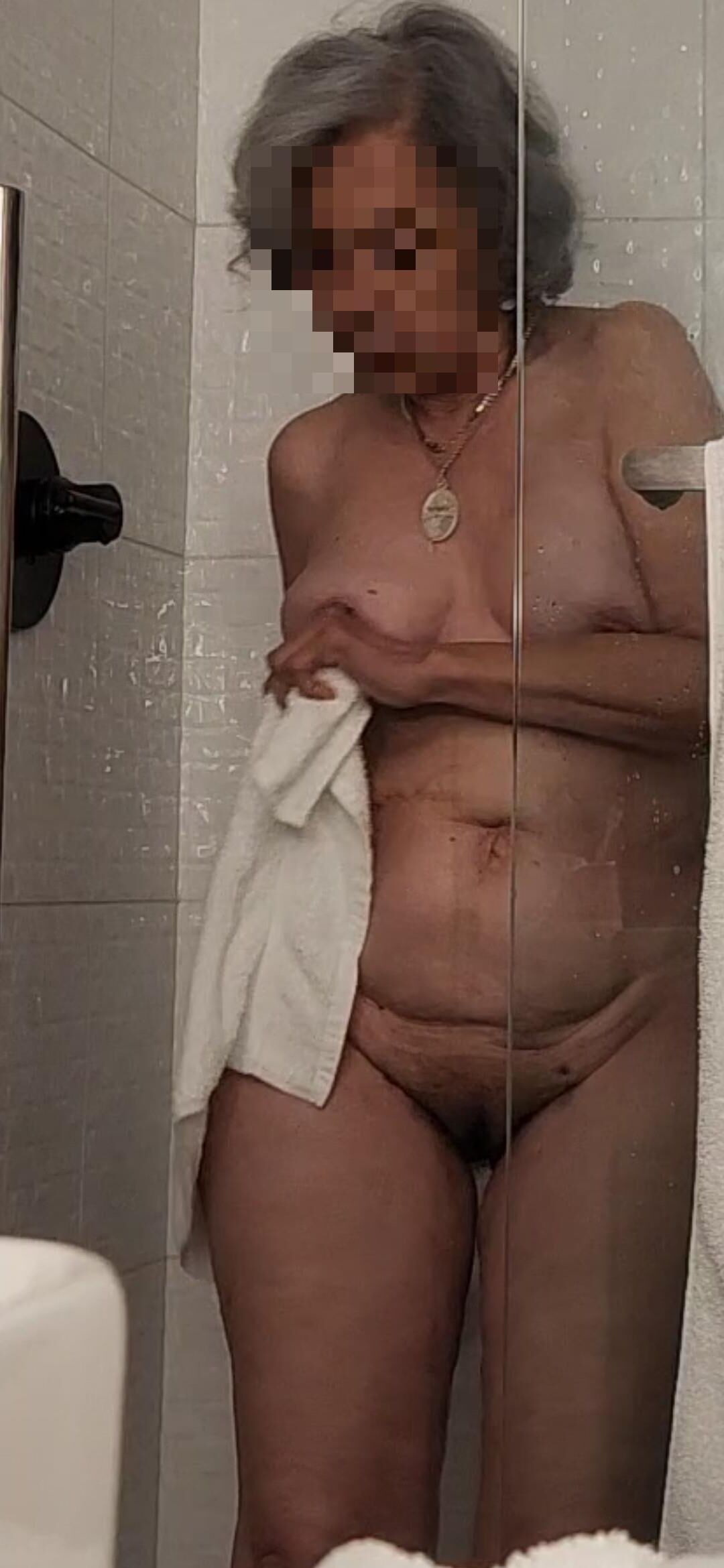 Granny rubenesco con coño negro peludo y caderas anchas grandes culo