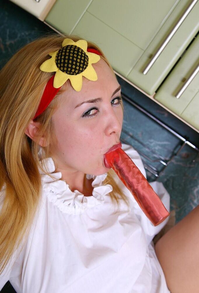 Wunderschönes kurviges haariges blondes Teenager, der ihre Schnappschrecke lusy spielt