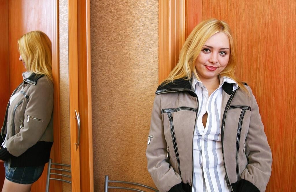 Wunderschönes kurviges haariges blondes Teenager, der ihre Schnappschrecke lusy spielt
