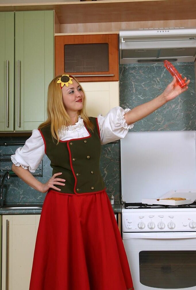 Wunderschönes kurviges haariges blondes Teenager, der ihre Schnappschrecke lusy spielt