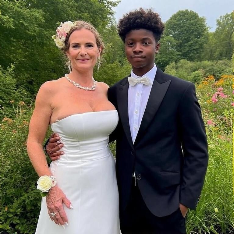 Esposa o tu madre yendo al baile de graduación (ai)