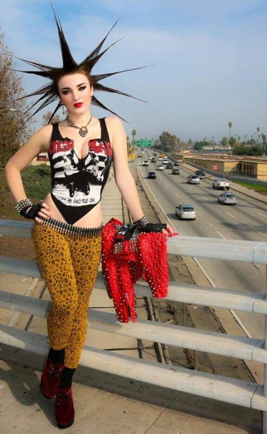 Sexy Punk Teen con piernas sexys