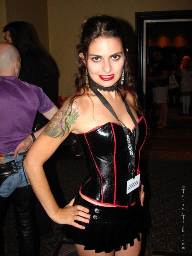 Modelo de esclavitud de Nikki Sebastian