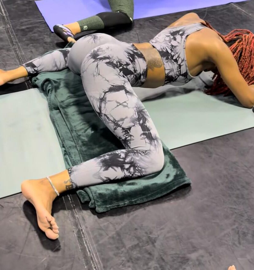 Dedos y plantas de clase de yoga de ébano