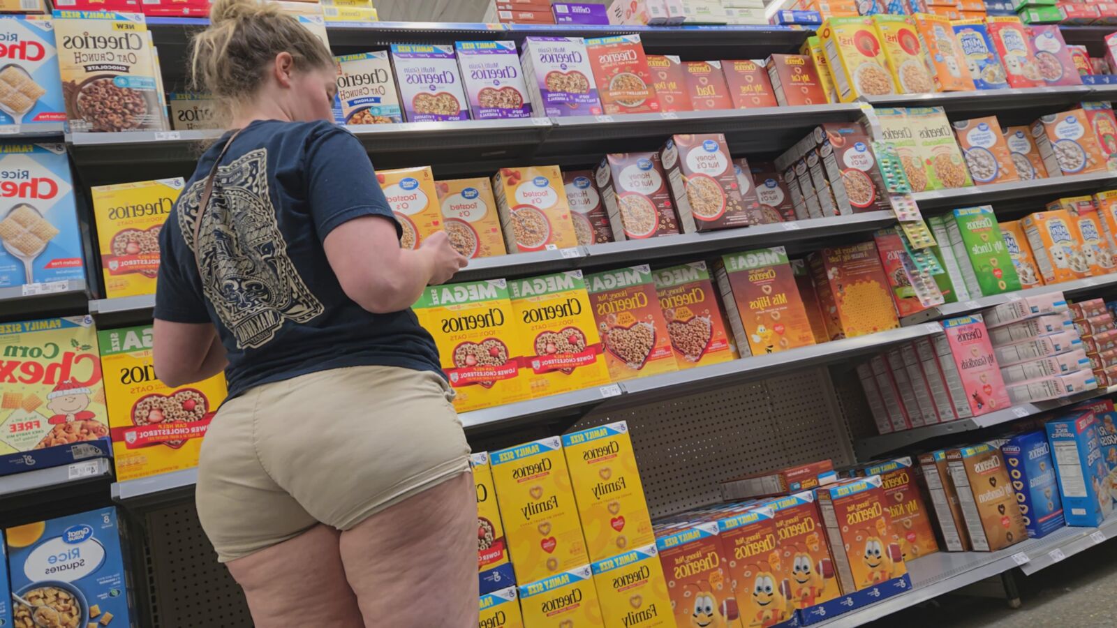Ehrliche große fette Arsch weiße Cellulite Milf Shopping