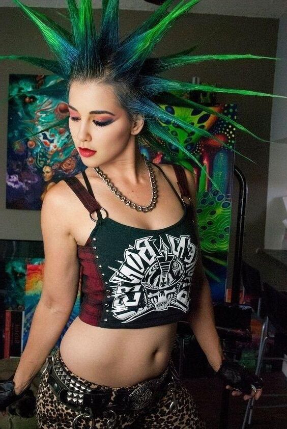 Sexy Punk Teen con piernas sexys