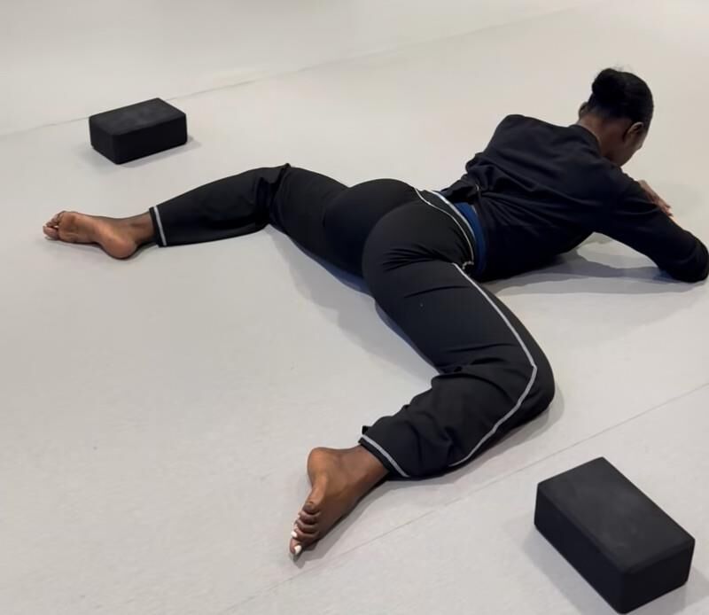 Dedos y plantas de clase de yoga de ébano