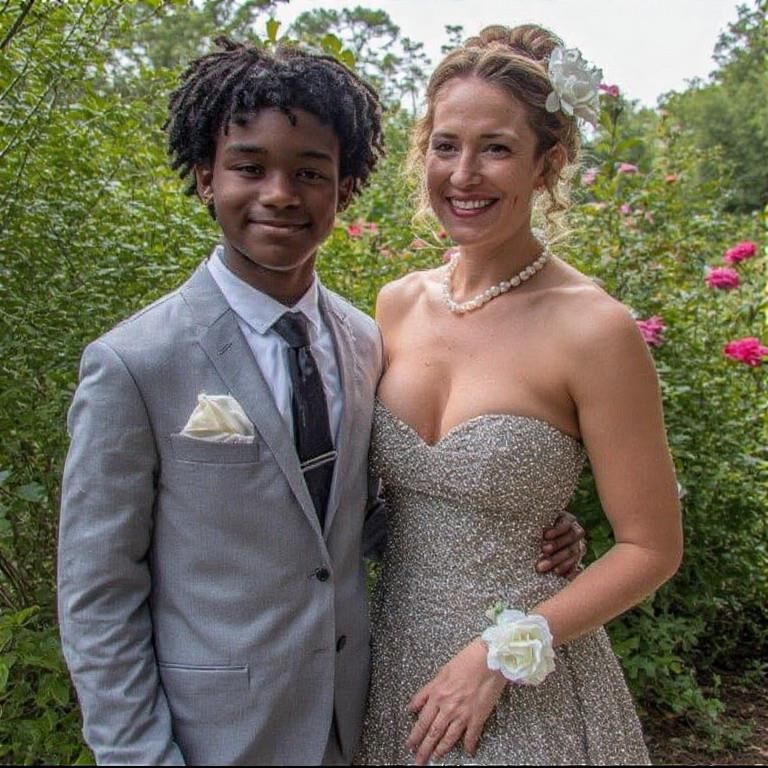 Esposa o tu madre yendo al baile de graduación (ai)