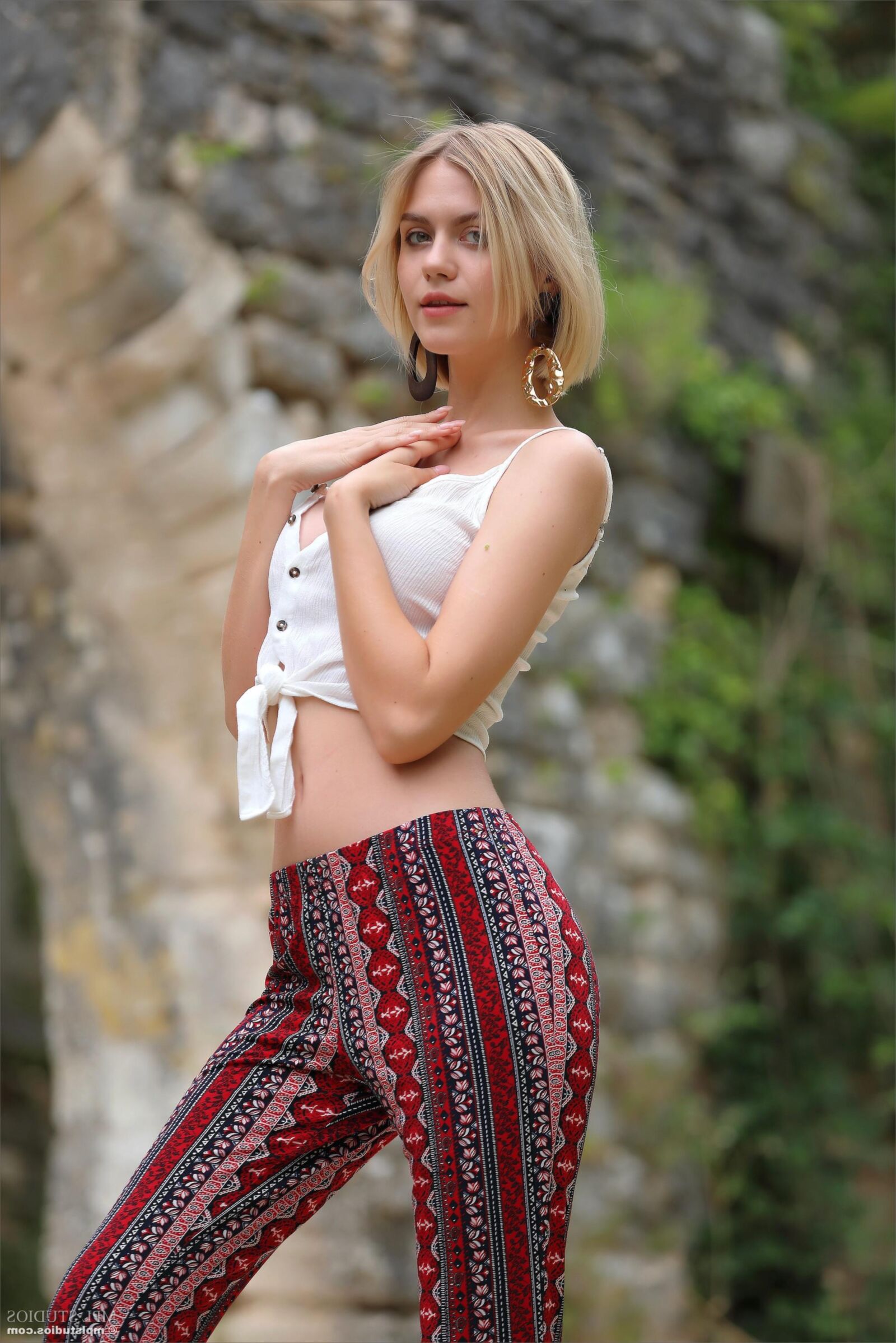 Mplstudios Lana Lane erkundet die Ruinen