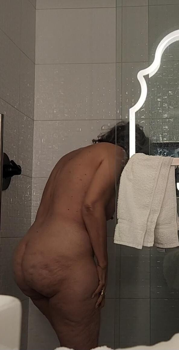 Granny rubenesco con coño negro peludo y caderas anchas grandes culo