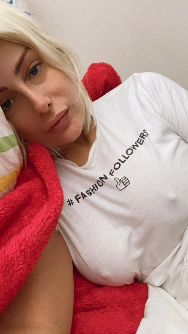 Türkische Frauen in weißen Hemden