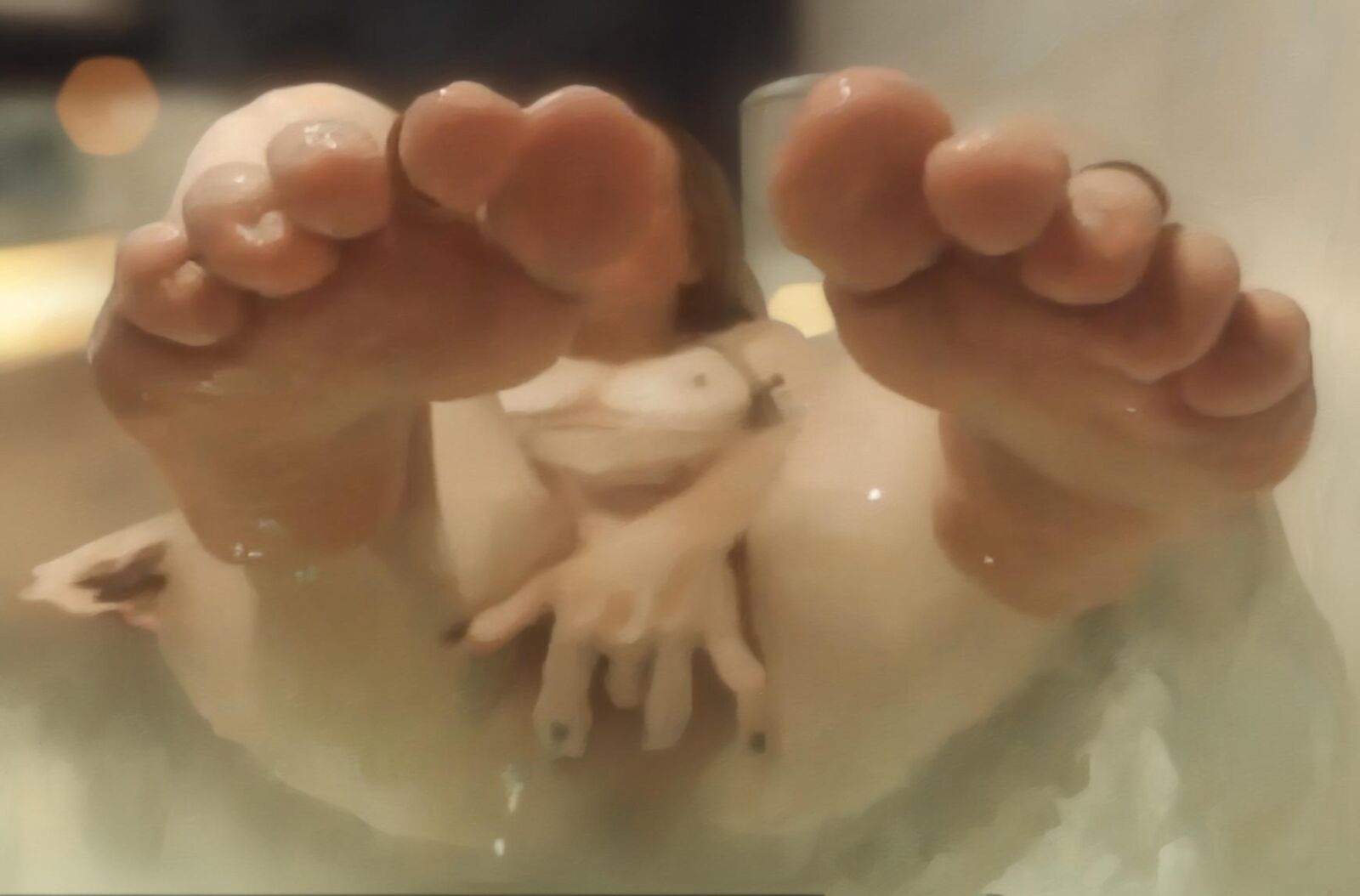 Littlekissmuffinは彼女のお風呂が大好きです