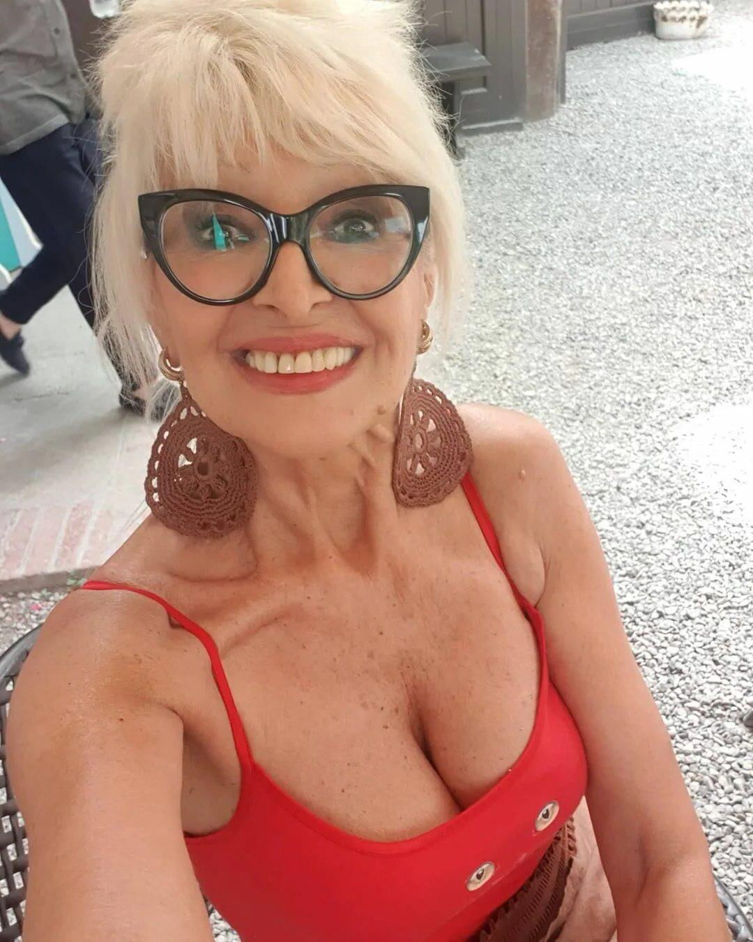 Madura y abuelas en trajes de baño