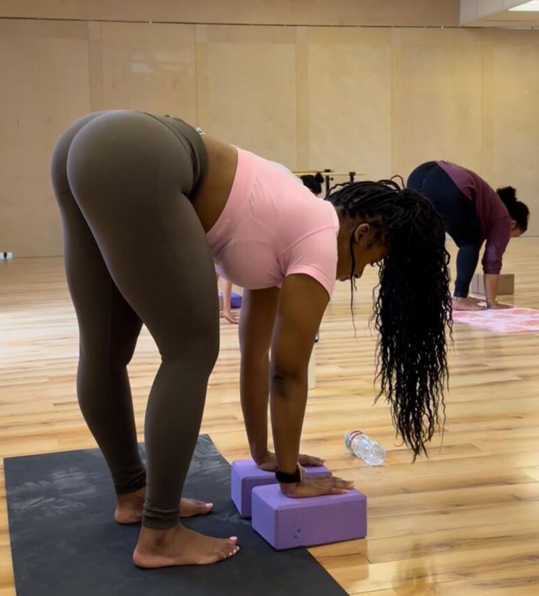 Dedos y plantas de clase de yoga de ébano