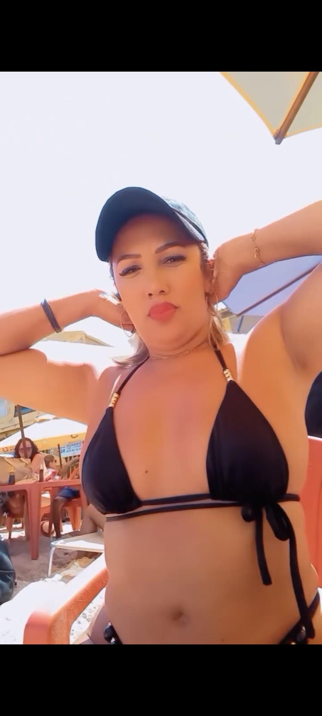 Mi nombre es Kelly, comenta mucho y haz cosas malvadas pervertidas