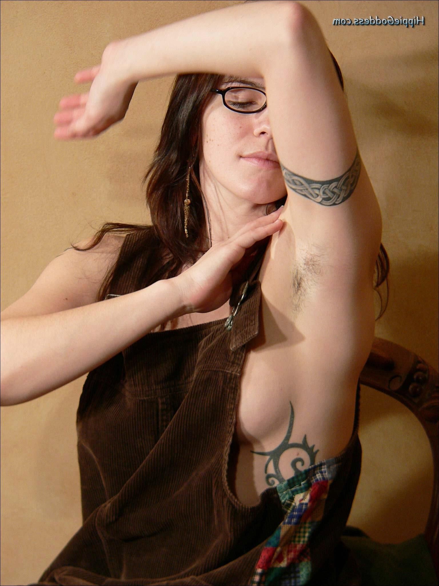 Hippiegoddess Eris desnuda en casa