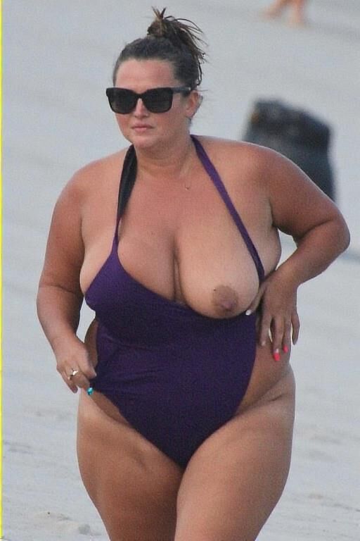 Candid Pics: Plus size Moms on the Beach