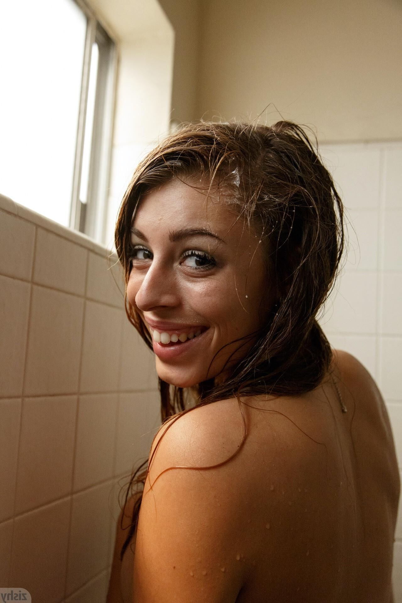 Zishy Gracie Dimble schrubbt meinen Rücken