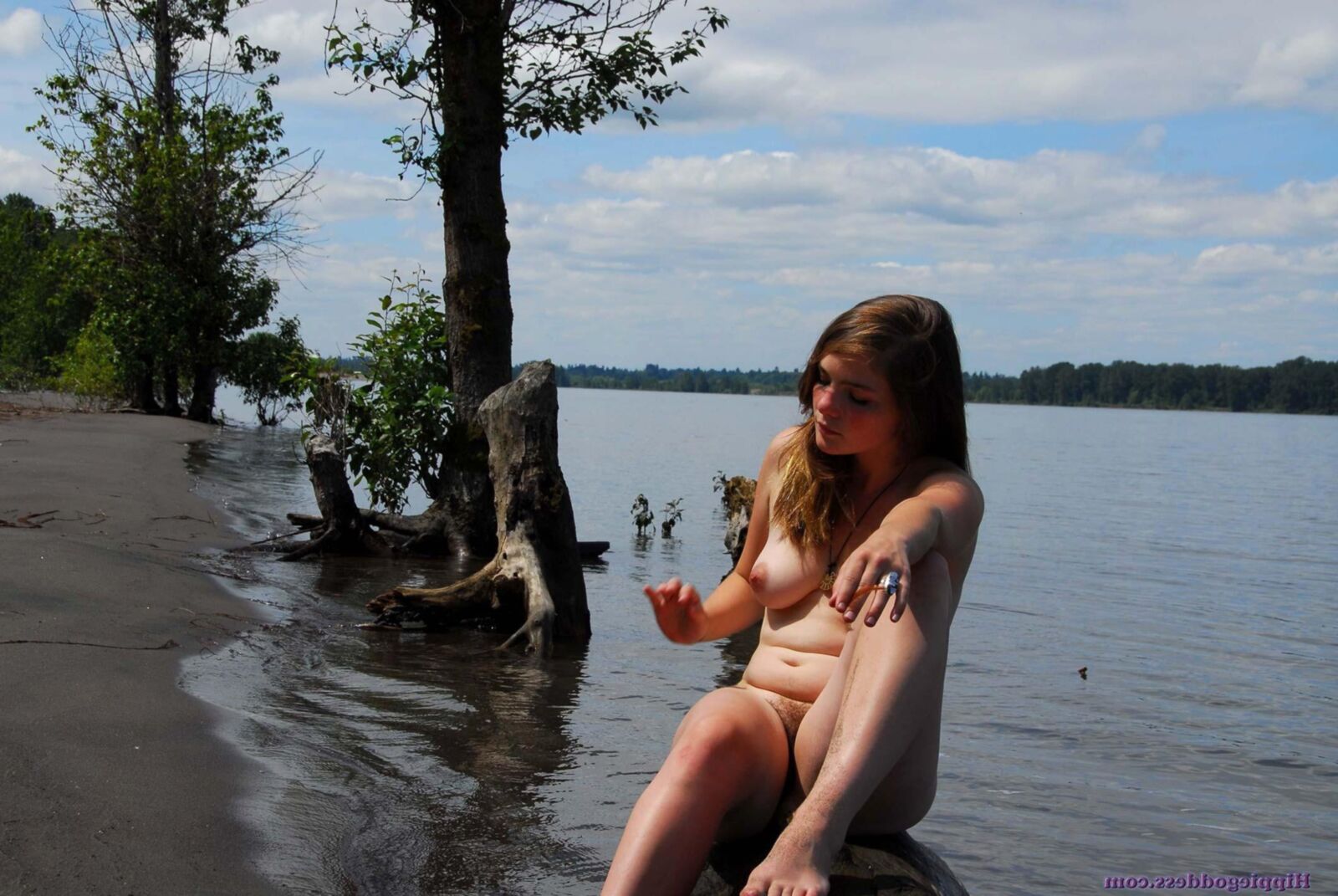 Hippiegoddess Araya sumergiendo un dedo del pie en