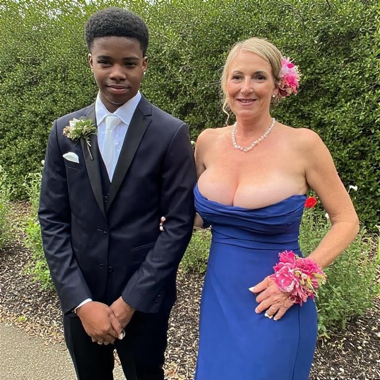 Esposa o tu madre yendo al baile de graduación (ai)