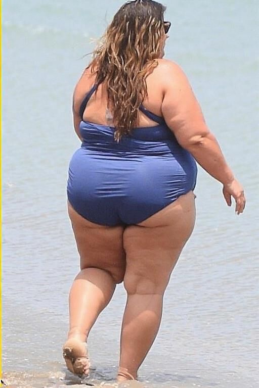 Candid Pics: Plus size Moms on the Beach