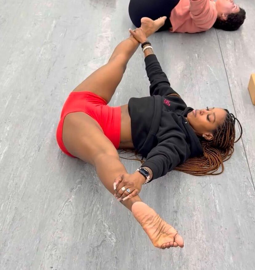 Dedos y plantas de clase de yoga de ébano