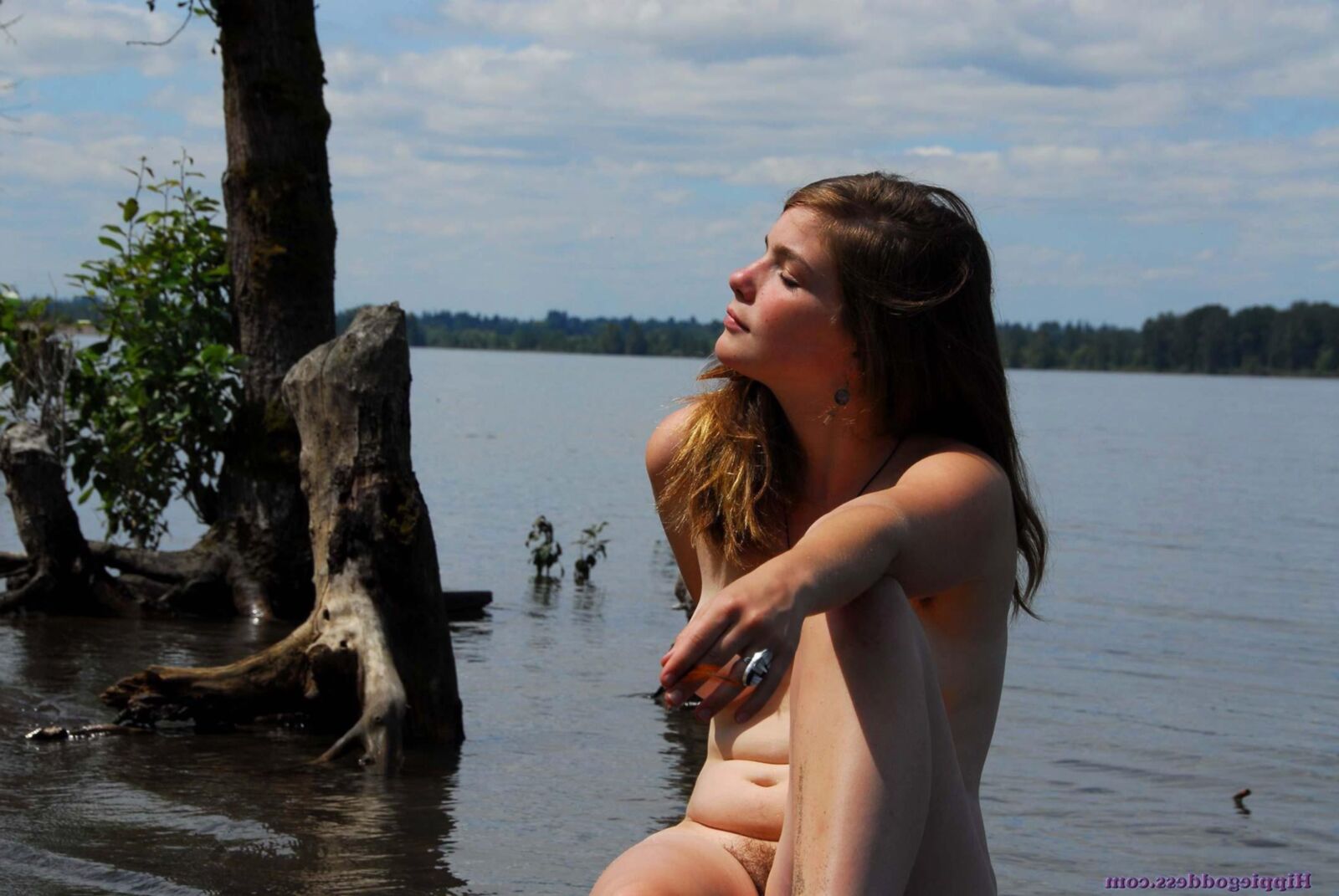 Hippiegoddess Araya sumergiendo un dedo del pie en