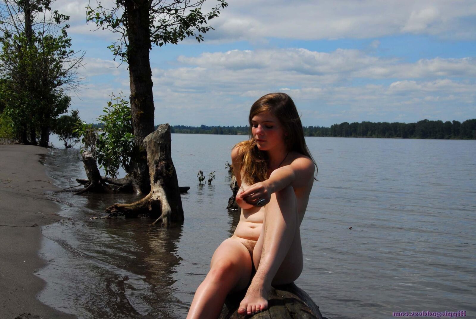 Hippiegoddess Araya sumergiendo un dedo del pie en