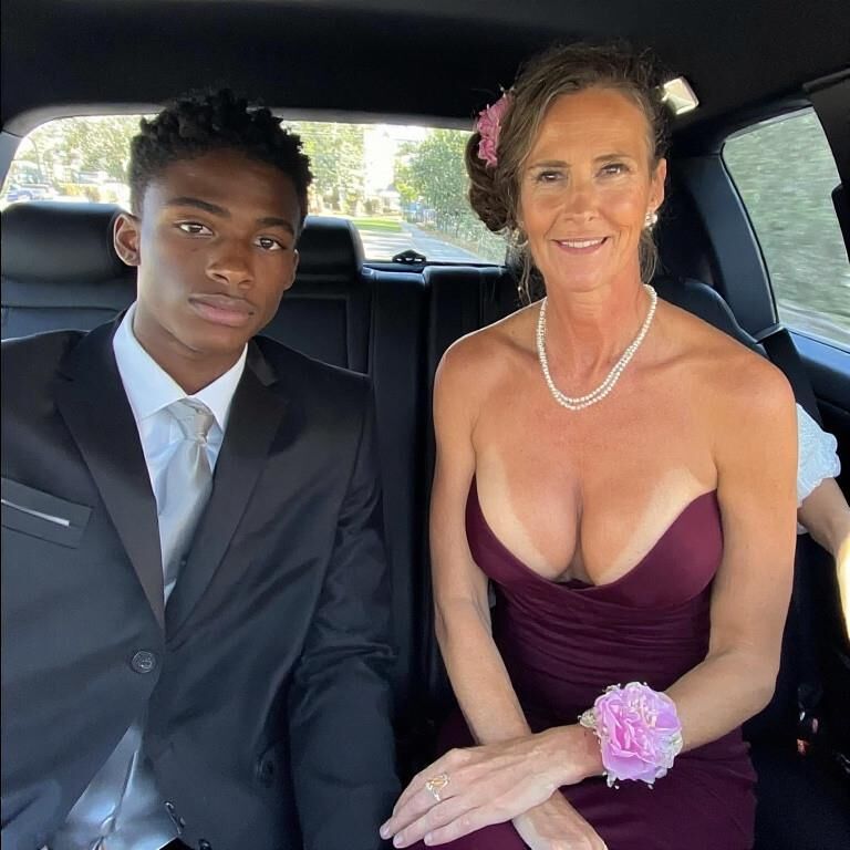 Esposa o tu madre yendo al baile de graduación (ai)
