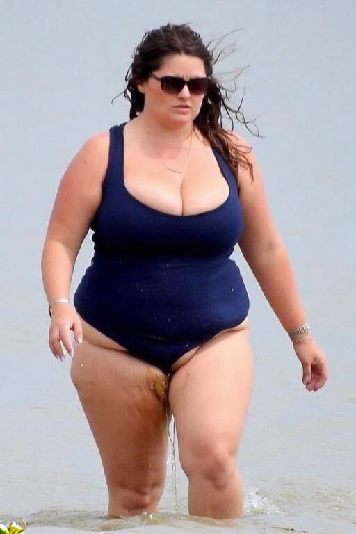 Candid Pics: Plus size Moms on the Beach