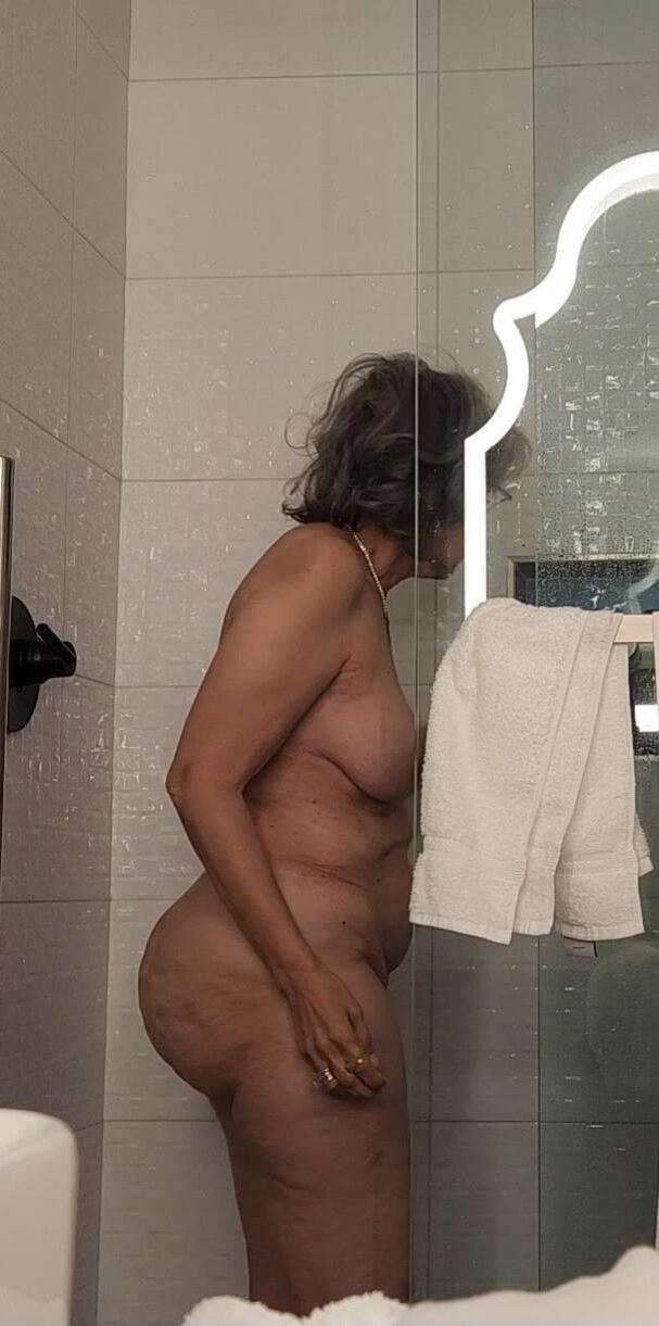Granny rubenesco con coño negro peludo y caderas anchas grandes culo