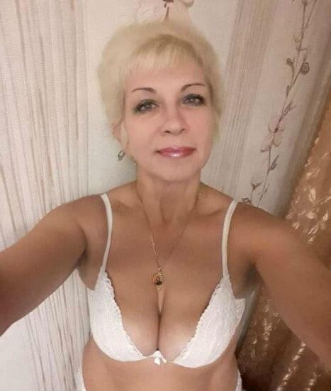 町キロフスキーのブロンドロシアの成熟したイリナ