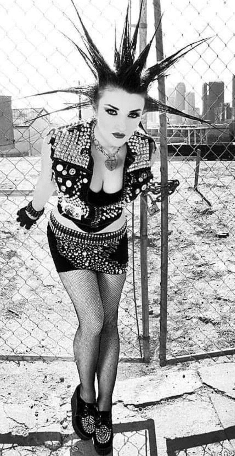 Sexy Punk Teen con piernas sexys