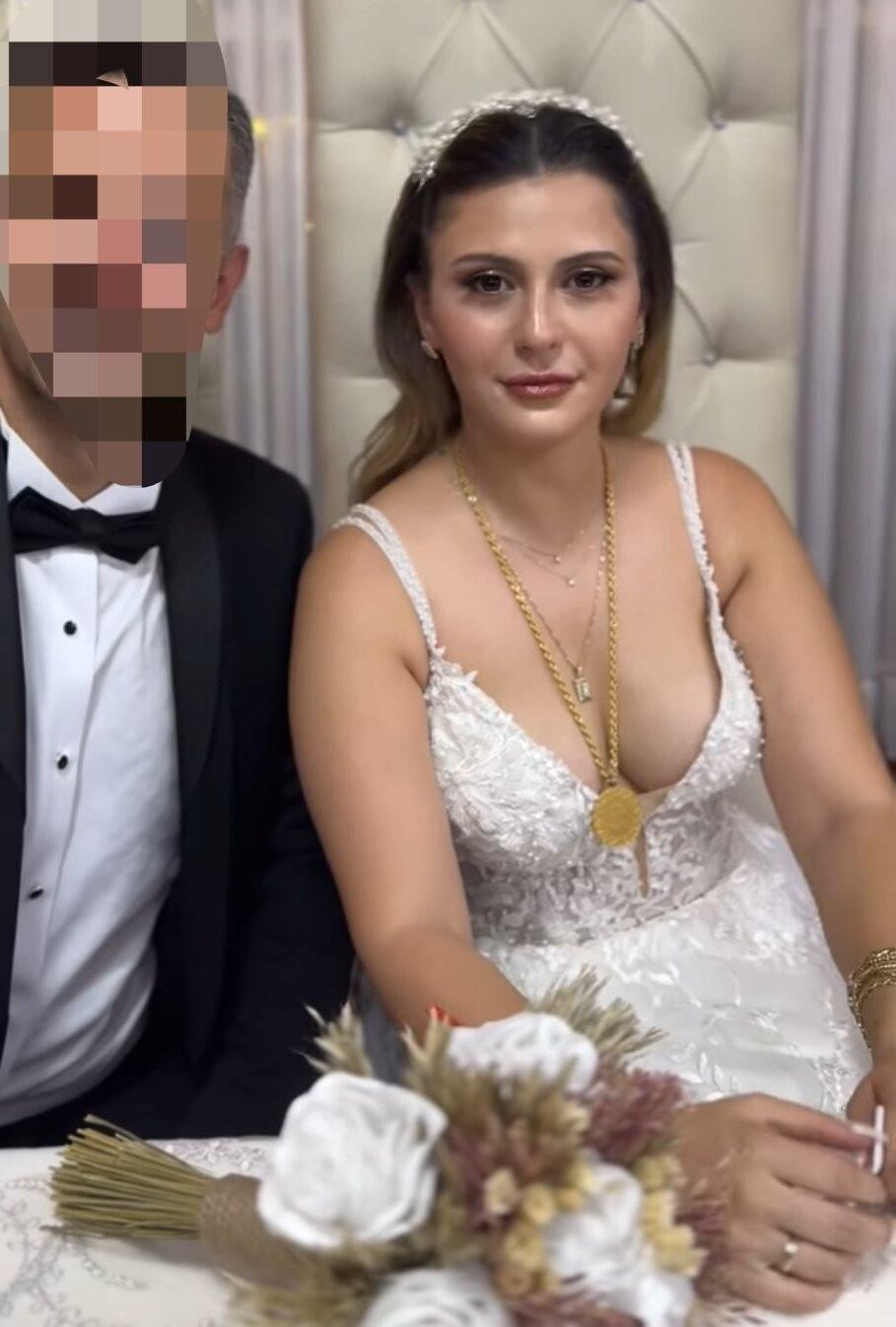 Türkische Frauen in weißen Hemden