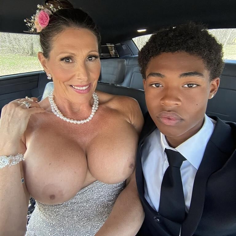 Esposa o tu madre yendo al baile de graduación (ai)