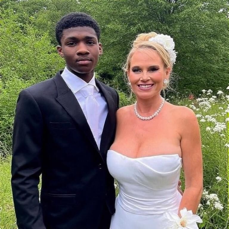 Esposa o tu madre yendo al baile de graduación (ai)
