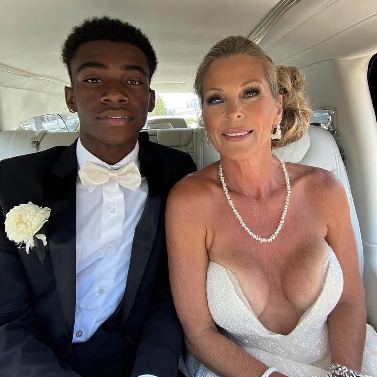 Esposa o tu madre yendo al baile de graduación (ai)