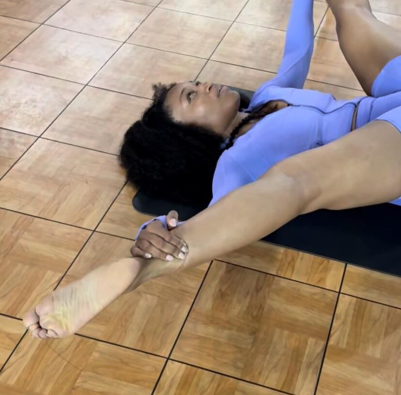 Dedos y plantas de clase de yoga de ébano