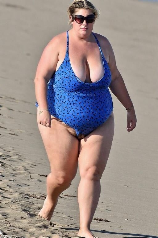 Candid Pics: Plus size Moms on the Beach