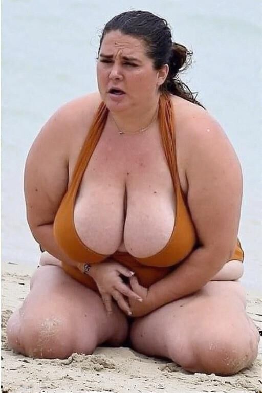 Candid Pics: Plus size Moms on the Beach
