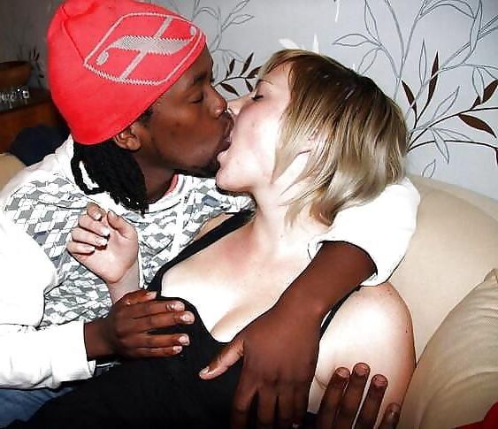 Mujeres blancas besando hombres negros
