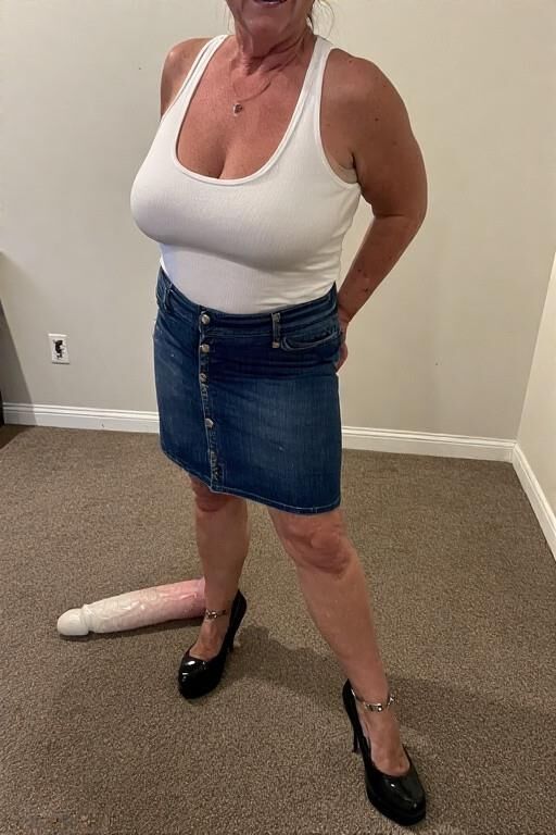 White moms and their dildoes