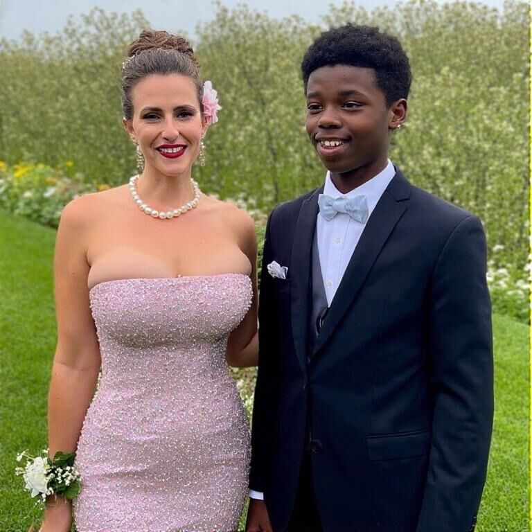 Esposa o tu madre yendo al baile de graduación (ai)