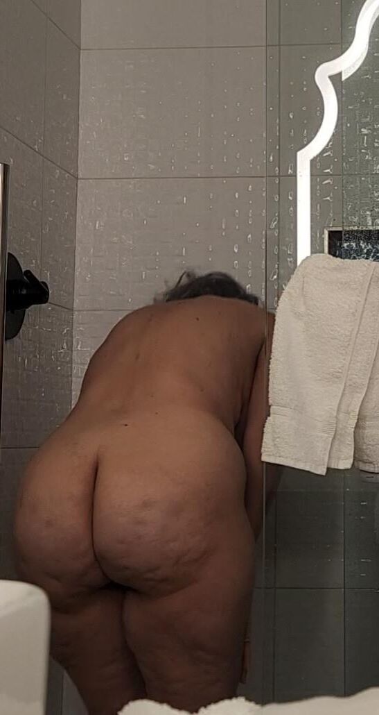 Granny rubenesco con coño negro peludo y caderas anchas grandes culo