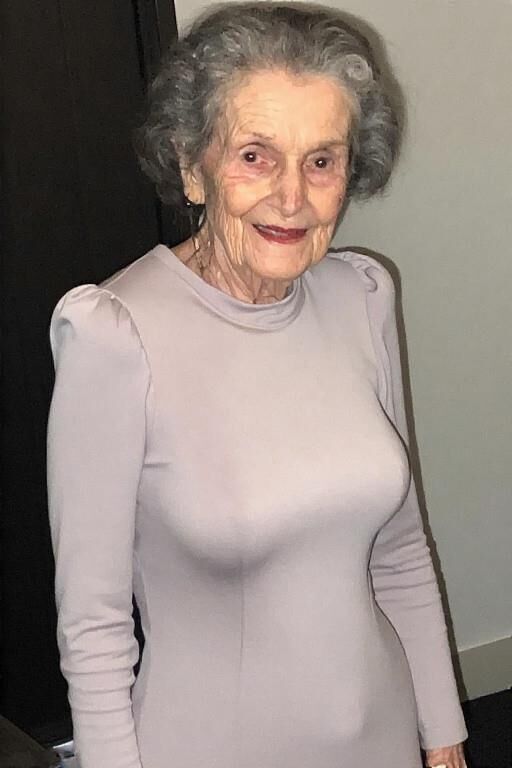 Grannies in Form fitting Dresses (nn)