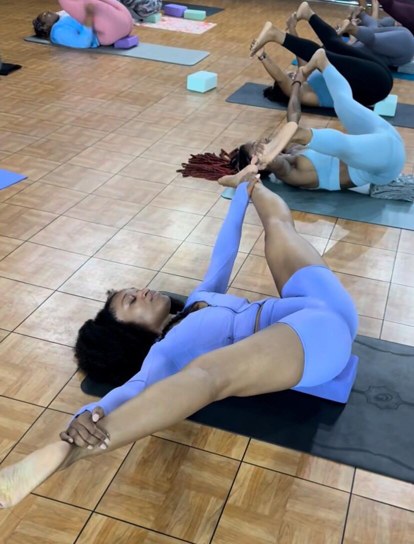 Dedos y plantas de clase de yoga de ébano