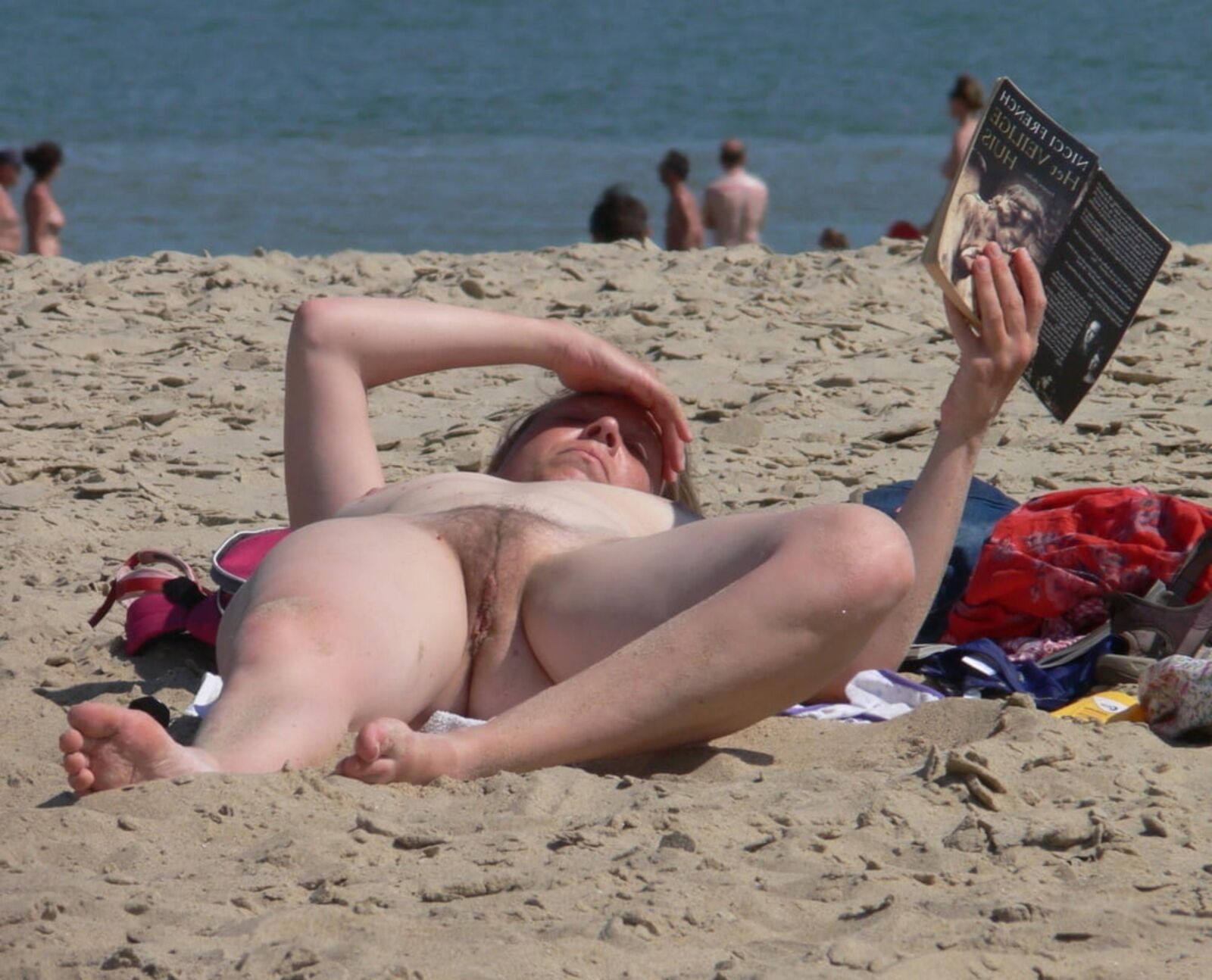haarige Muschi und/oder große Titten am Strand