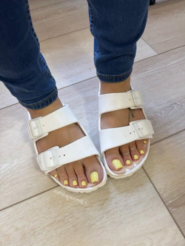 Las chanclas y las sandalias hacen que los pies sean tan sabrosos, deliciosos y malolientes