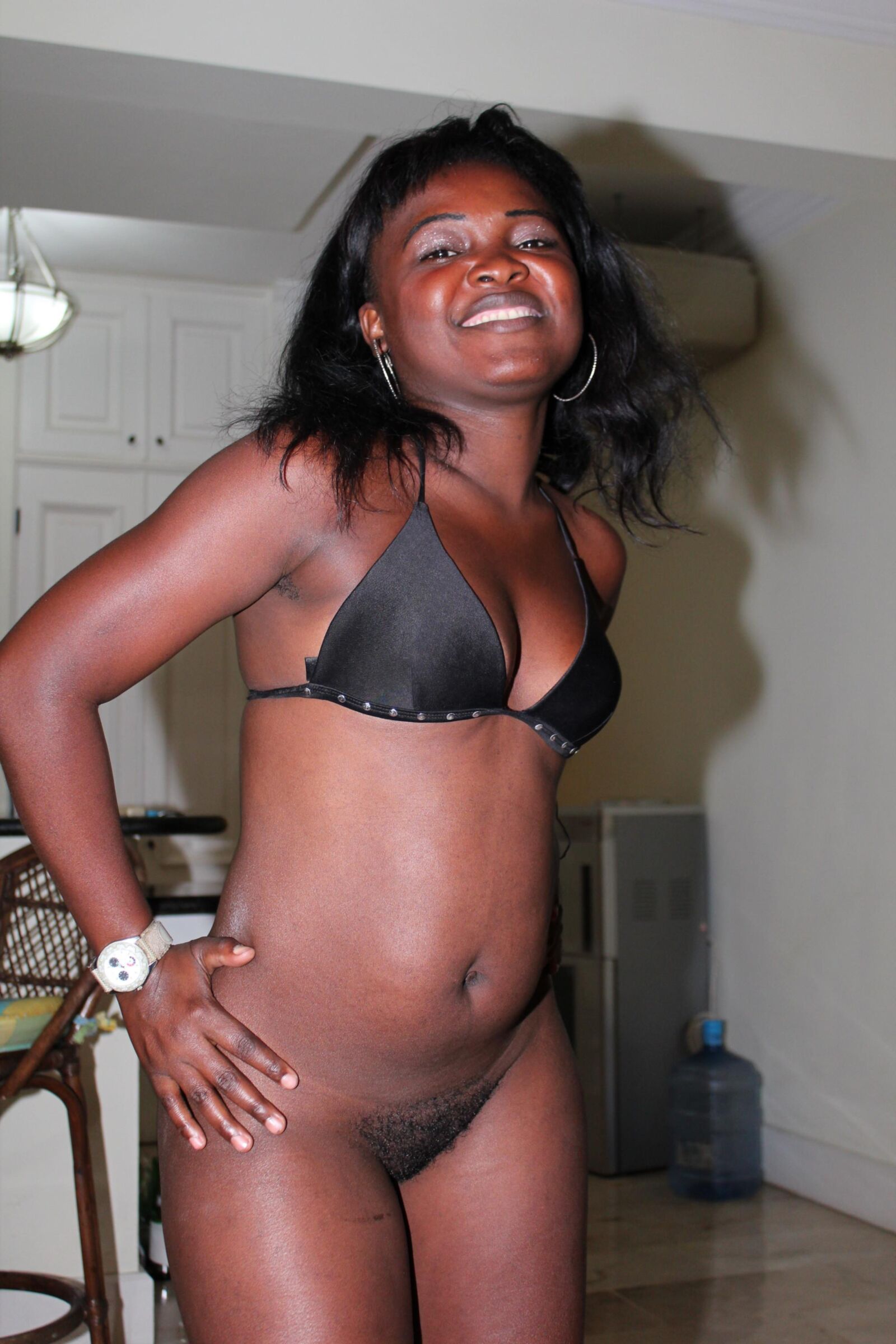 La miel haitiana peluda negra le encanta estar desnuda en el apartamento